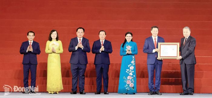 Tổng Bí thư, Chủ tịch nước Tô Lâm trao Nghị quyết của Quốc hội về việc thành lập thành phố Đồng Nai cho Ban Thường vụ Thành ủy Đồng Nai, ngày 18-5-2026. Ảnh tư liệu