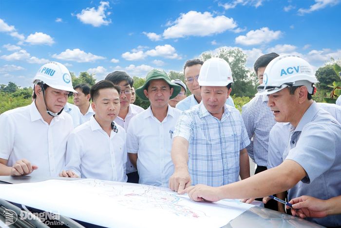 Phó Bí thư Thành ủy, Chủ tịch UBND thành phố Đồng Nai Nguyễn Văn Út (hàng trước, thứ 2 từ phải qua) đi kiểm tra Dự án Hương lộ 2. Ảnh: Phạm Tùng