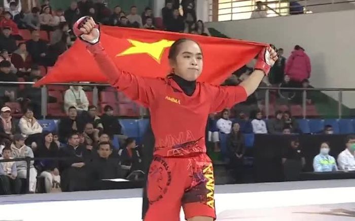 Vận động viên Lò Thị Phung (Đồng Nai) ăn mừng khi giành huy chương vàng Giải vô địch MMA châu Á 2026. Nguồn: VTV