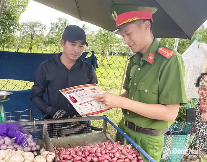 Một số hình ảnh cán bộ Đội Chữa cháy và CNCH khu vực 3 cấp phát tài liệu, hướng dẫn người dân các biện pháp bảo đảm an toàn PCCC.