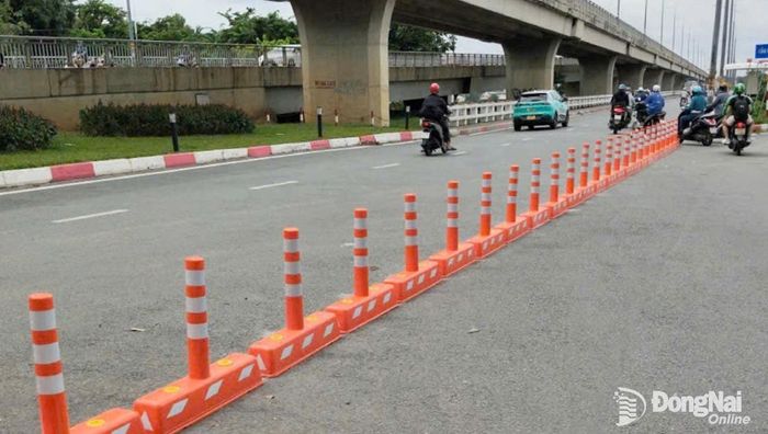 Dải phân cách bằng đế cứng được lắp đặt phục vụ phương án tổ chức, phân luồng giao thông mới. Ảnh: Phạm Tùng