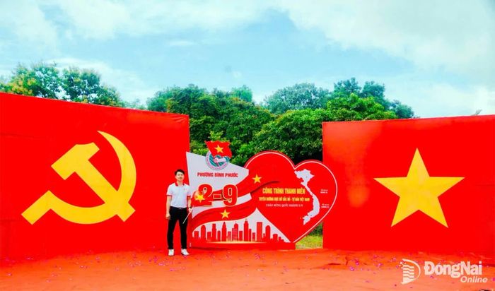 Công trình thanh niên “Tuyến đường rực rỡ sắc đỏ” của Đoàn phường Bình Phước chào mừng Quốc khánh 2-9 góp thêm sắc màu tươi mới cho diện mạo địa phương. Ảnh: Đoàn phường Bình Phước