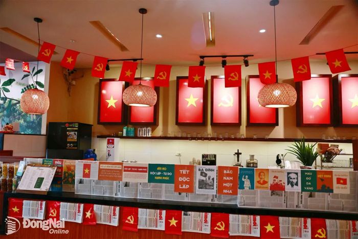 Những góc check-in mang chủ đề Tết Độc lập được trang trí rực rỡ tại các quán cà phê. Ảnh: Thanh Toàn