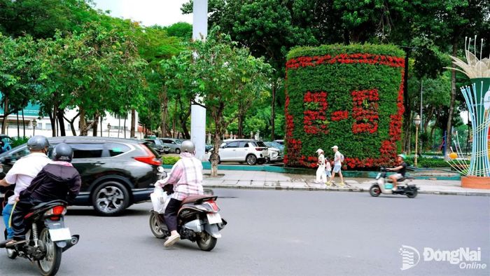 Tiểu cảnh hoa chào mừng Quốc khánh 2-9 tại Công viên Biên Hùng (phường Trấn Biên). Ảnh: Minh Tài