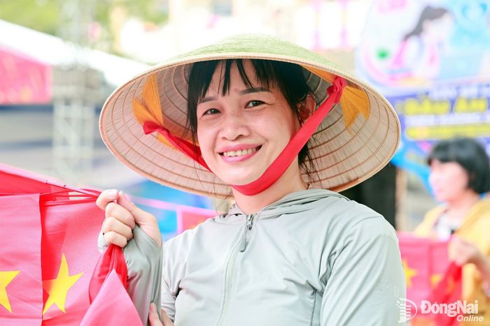 Người dân phấn khởi treo cờ Tổ quốc chào mừng kỷ niệm 81 năm Quốc khánh nước Cộng hòa xã hội chủ nghĩa Việt Nam. Ảnh: Thanh Toàn