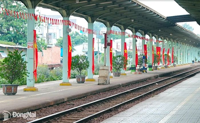Ga Biên Hòa (phường Trấn Biên) được trang hoàng rực rỡ cờ hoa chào mừng ngày Quốc khánh. Ảnh: Minh Tài