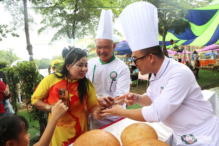 Du khách được xem và dùng miễn phí món xôi chiên phồng do các đầu bếp của Hội đầu bếp thành phố chế biến. Ảnh: Thủy Mộc