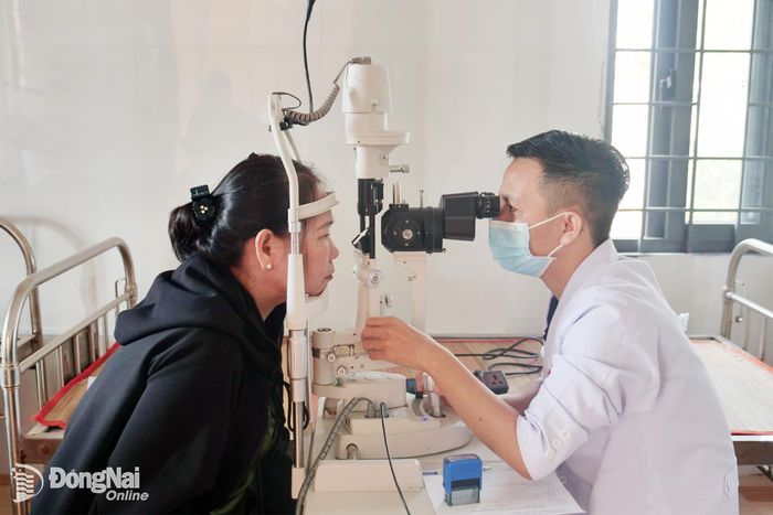 Trong chiến dịch khám sức khỏe miễn phí toàn dân, người dân được khám mắt và nhiều chuyên khoa khác. Ảnh: H.Dung