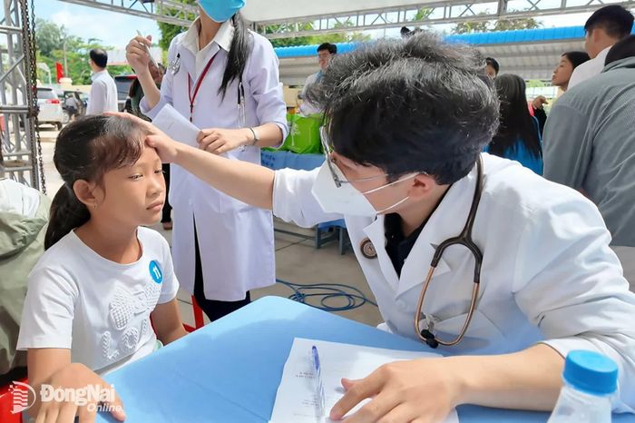 Bác sĩ khám sức khỏe cho trẻ em ở phường Trị An. Ảnh: CTV