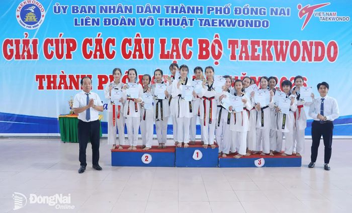 Ban tổ chức trao huy chương cho các vận động viên đạt thành tích cao nội dung đồng đội nữ. Ảnh: Huy Anh