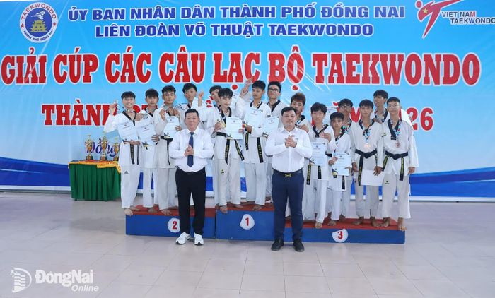 Ban Tổ chức trao huy chương cho các vận động viên đạt thành tích cao nội dung đồng đội nam. Ảnh: Huy Anh