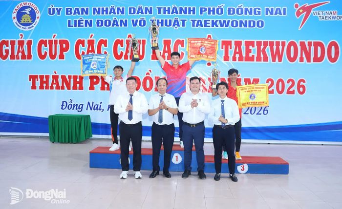 Ban tổ chức trao cờ cho 3 câu lạc bộ dẫn đầu toàn đoàn. Ảnh: Huy Anh