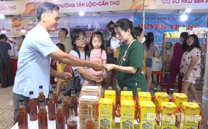 Đông đảo người dân tham quan mua sắm tại phiên chợ.