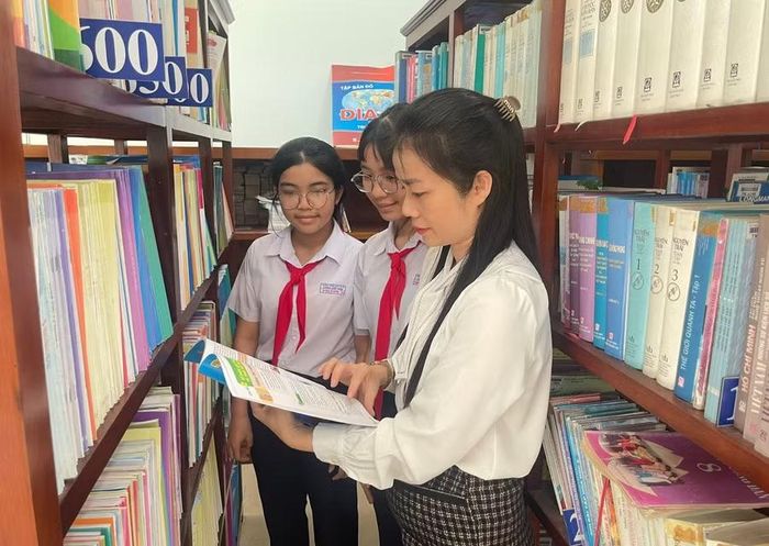 Sau sắp xếp, cơ sở vật chất được đầu tư, nâng cấp, tạo thuận lợi cho học sinh. - Trong ảnh: Học sinh Trường THCS Lương Thế Vinh (phường Quy Nhơn) đọc sách tại thư viện, năm học 2025-2026. Ảnh: H.Đ