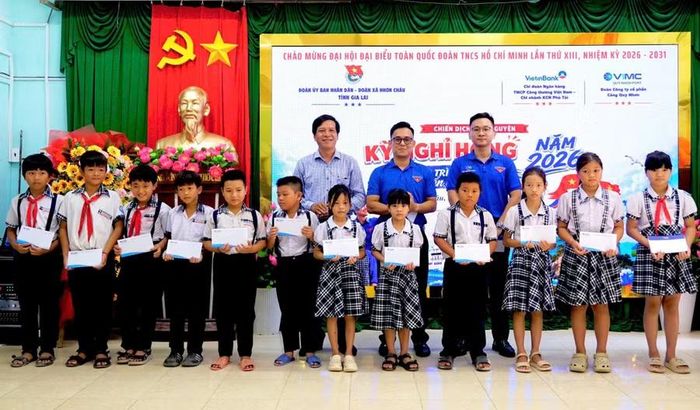 Thời gian qua, sự đồng hành của các đơn vị, nhà tài trợ đã góp thêm nguồn lực chăm lo cho học sinh xã đảo Nhơn Châu, tiếp sức để các em vững bước đến trường. Ảnh: ĐVCC