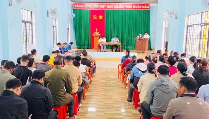  Sinh hoạt chi bộ tại Chi bộ làng Nang Long - O Sơr (xã Gào). Ảnh: P.D 