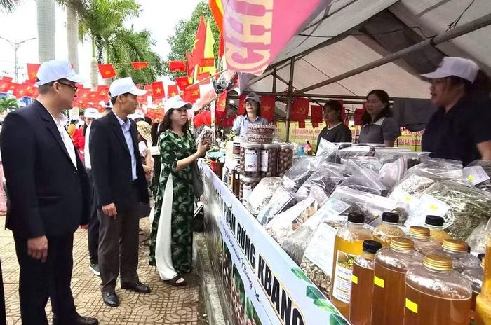  Nhiều hợp tác xã, tổ hợp tác, chi hội nông dân nghề nghiệp được hỗ trợ tham gia hội chợ kết nối cung cầu để tìm đầu ra cho sản phẩm. Ảnh: Hồng Thương 