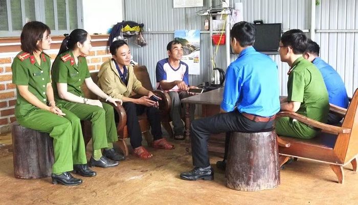 Tổ công nghệ số cộng đồng và Công an xã Chư Păh trực tiếp hỗ trợ người dân cài đặt ứng dụng số. Ảnh: Đức Thành