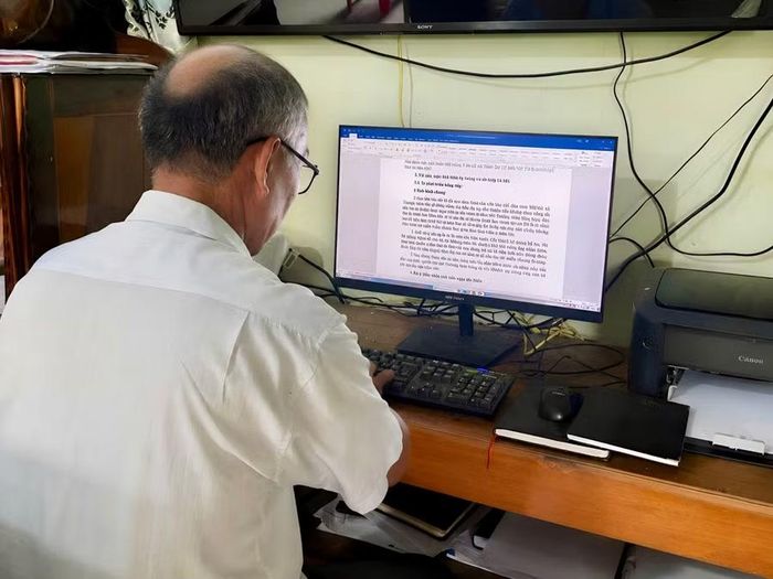  Sau các buổi “Cà phê số”, ông Nguyễn Bá Việt tranh thủ thực hành thêm tại nhà, từng bước làm quen với việc soạn thảo, lưu và in tài liệu phục vụ công việc của chi bộ. Ảnh: M.C 