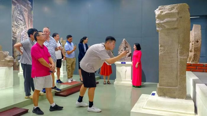 Đoàn doanh nghiệp du lịch Úc tham quan Bảo tàng tỉnh. Ảnh: Đ.N
