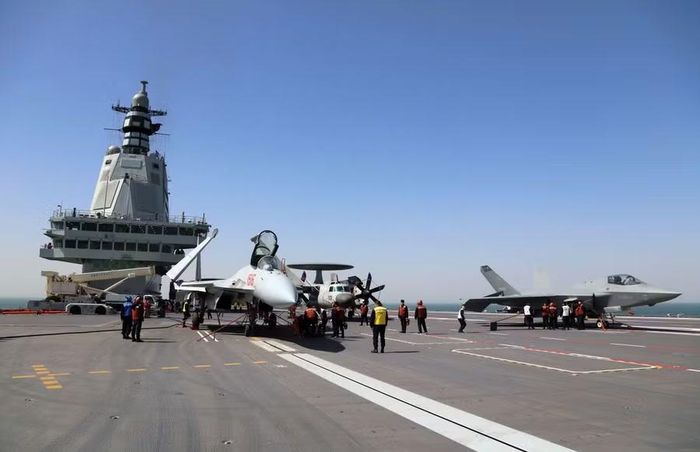 Tiêm kích J-15T, J-35 và máy bay cảnh báo sớm KongJing-600 trên tàu sân bay Phúc Kiến của Trung Quốc. Ảnh: THX/TTXVN
