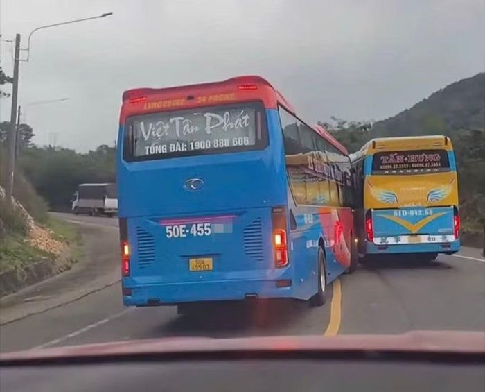 Xe khách Việt Tân Phát vượt ẩu trên đèo Mang Yang. Ảnh chụp màn hình