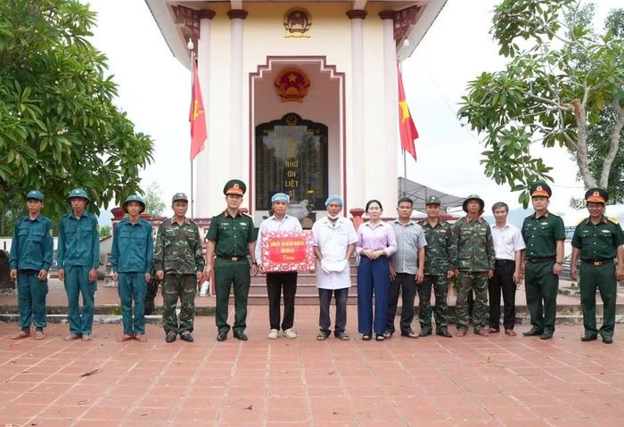  Đại tá Võ Tấn Tài cùng đoàn công tác tặng quà động viên các lực lượng đang làm nhiệm vụ tại Nghĩa trang Liệt sĩ Ân Thạnh (xã Vạn Đức). Ảnh: Đức Dũng 