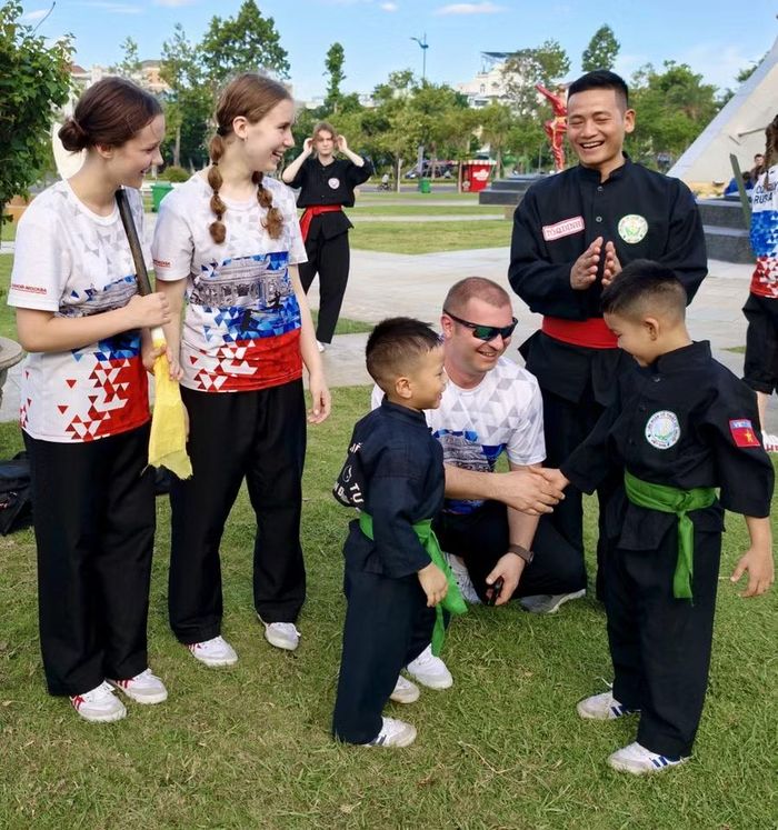  Các võ sư, võ sinh môn phái Nam Thiếu Lâm Tự Sơn Đông Việt Nam ở Thái Nguyên giao lưu với võ sinh môn phái Tinh Võ Đạo (Nga) tại Liên hoan Quốc tế Võ cổ truyền Việt Nam lần thứ IX - Gia Lai 2026. Ảnh: H.T 