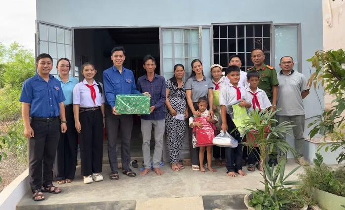 Thông qua mô hình “Tuổi trẻ đồng hành chia sẻ”, nhiều học sinh có hoàn cảnh khó khăn trên địa bàn xã Tuy Phước được kịp thời quan tâm, hỗ trợ. Ảnh: D.L