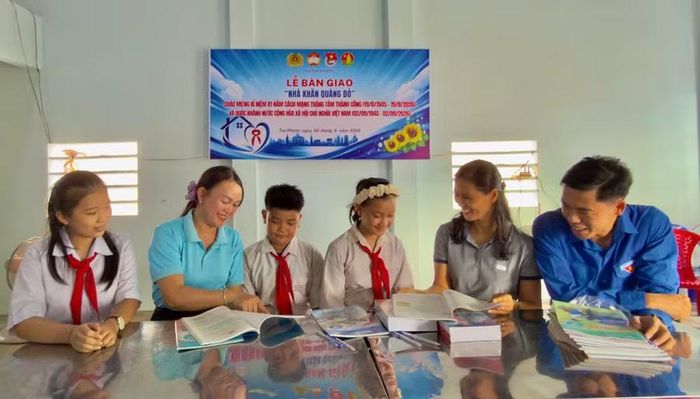 Ngoài căn nhà mới, Khang (thứ 3 từ trái sang) cùng chị được tặng thêm sách vở, balo... ngay trước khi năm học mới chính thức bắt đầu. Ảnh: D.L