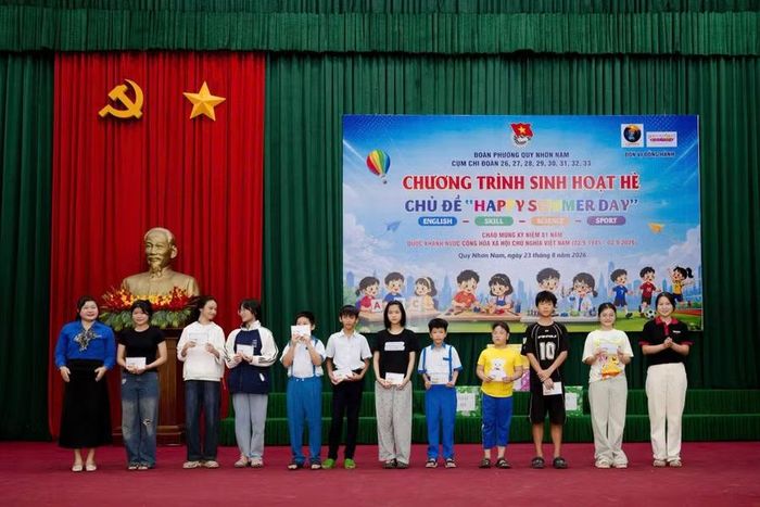 Tặng học bổng cho thiếu nhi phường Quy Nhơn Nam tại chương trình. Ảnh: ĐVCC