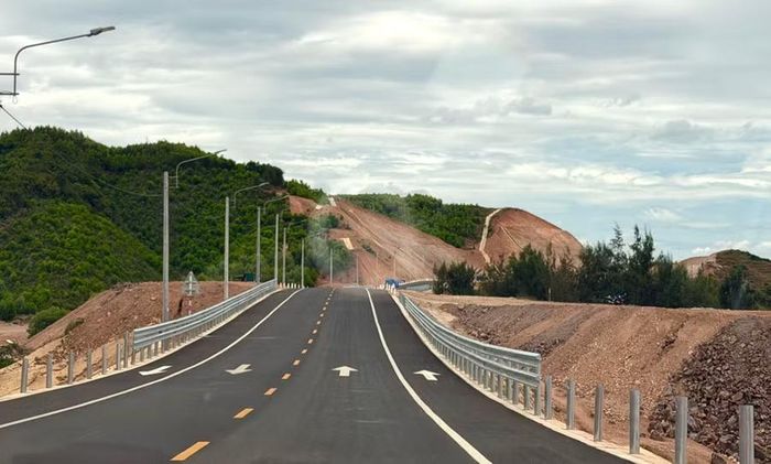  Cung đường Lộ Diêu (phường Hoài Nhơn Đông) đang hoàn thiện các hạng mục cuối trước khi đưa vào khai thác. Ảnh: Phương Vi 