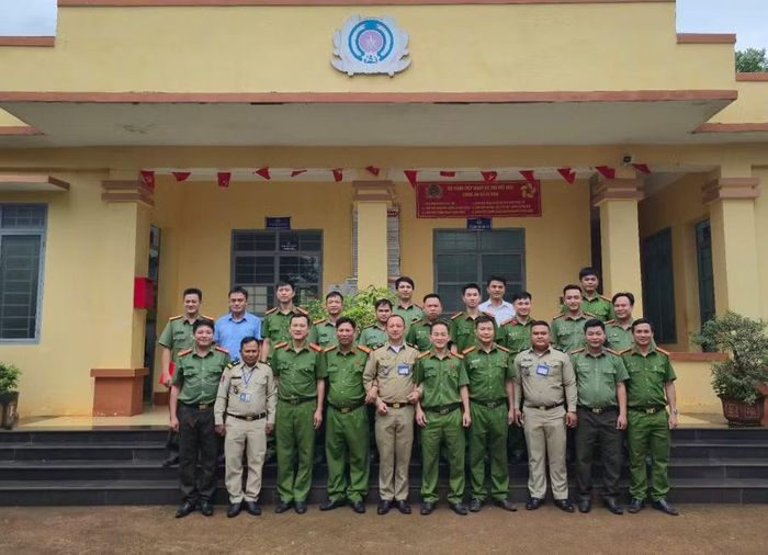  Lực lượng công an 3 xã chụp ảnh lưu niệm. Ảnh: Thanh Tịnh 