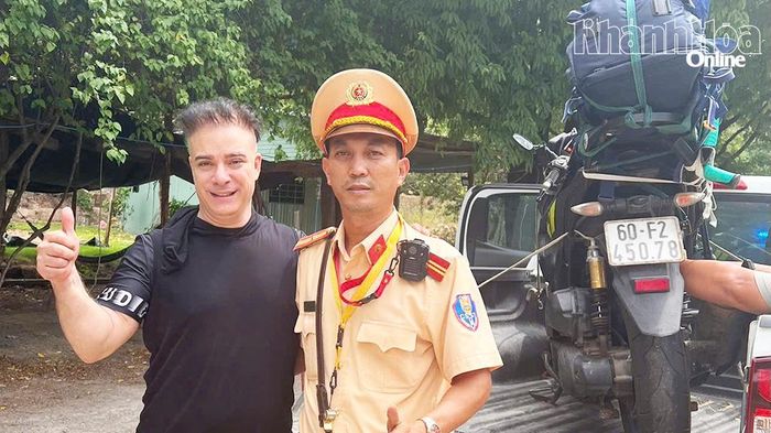 Tổ công tác thuộc Phòng Cảnh sát giao thông Công an tỉnh Khánh Hòa hỗ trợ du khách Canada đi mô tô gặp sự cố trên Quốc lộ 27B.