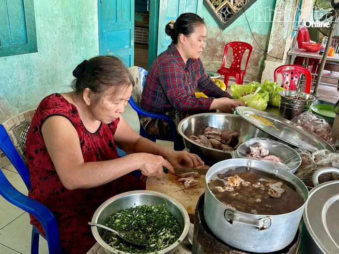 Bà Nguyễn Thị Kim Lan chuẩn bị các món ăn kèm bánh hỏi để phục vụ khách.