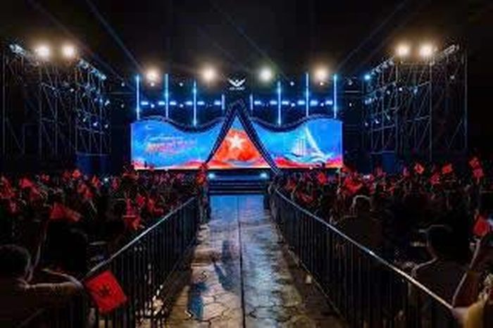 Một biển cờ rực đỏ cùng tiếng hát của hàng nghìn khán giả mở đầu concert thổi bùng tinh thần yêu nước và niềm tự hào dân tộc