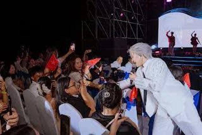 Những cánh tay giơ cao, những tiếng hát hòa chung và những khoảnh khắc “cháy” hết mình cùng Vicky Nhung đã tạo nên cảm xúc thăng hoa.