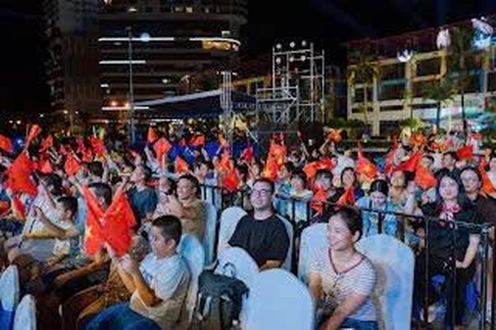Sắc đỏ Quốc kỳ và những gương mặt rạng rỡ cho thấy sức lan tỏa của đêm nhạc tới người dân địa phương lẫn du khách. 