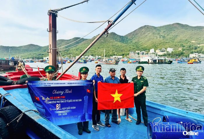 Ban tổ chức trao cờ cho ngư dân.
