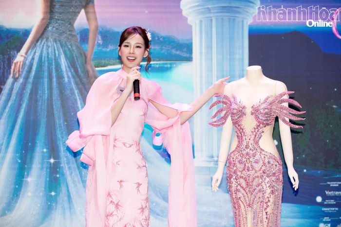 Lê Nguyễn Bảo Ngọc giới thiệu bộ đầm dạ hội dáng đuôi cá do nhà thiết kế Nguyễn Minh Tuấn thực hiện.