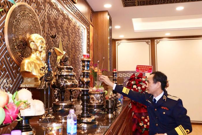Chuẩn Đô đốc Nguyễn Hữu Thoan thành kính dâng hương.