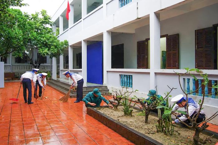 Cán bộ, chiến sĩ và người dân đảo Trường Sa vệ sinh cảnh quan trường học trước thềm năm học mới.