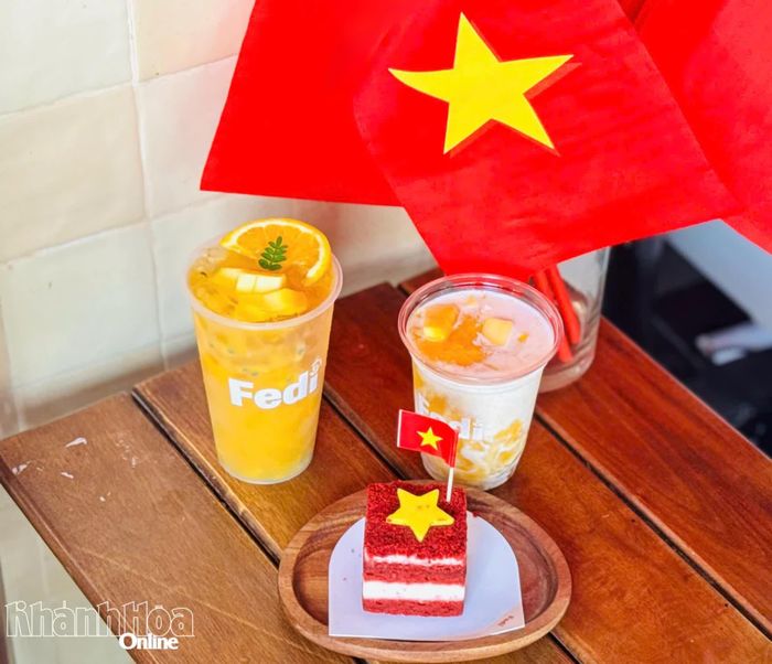 Một tiệm cà phê trên đường Trần Phú (phường Nha Trang) thể hiện không khí Quốc khánh qua từng sản phẩm phục vụ khách.