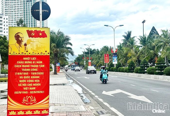 Những tấm pa-nô mang thông điệp chào mừng Quốc khánh nổi bật trên nhiều con phố.
