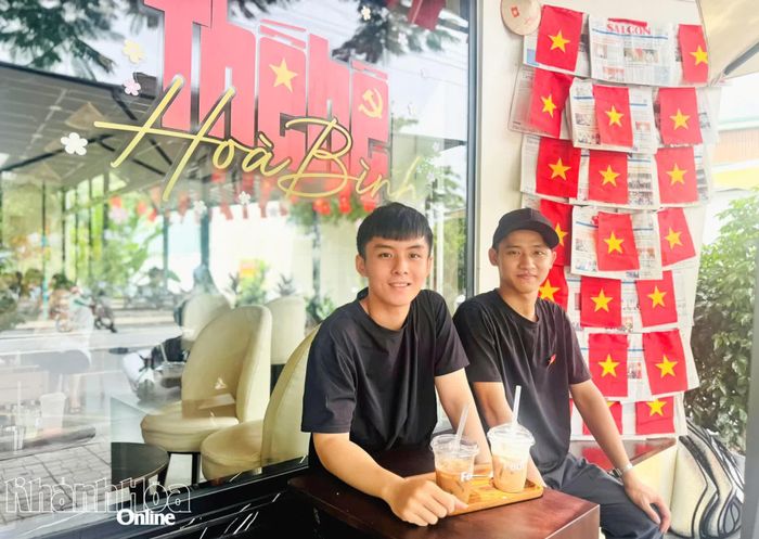 Hai bạn trẻ thưởng thức cà phê trong không khí hân hoan chào mừng ngày Quốc khánh.