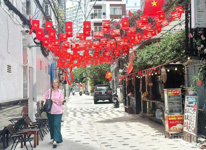 Hẻm Tuệ Tĩnh (phường Nha Trang) rực rỡ sắc cờ Tổ quốc.