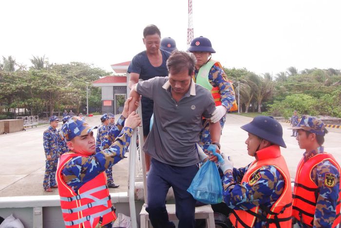 Các ngư dân được hỗ trợ lên tàu.