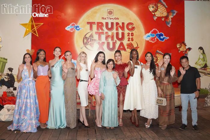 Thí sinh Hoa hậu Thế giới tham quan Làng nghề Nha Trang xưa.