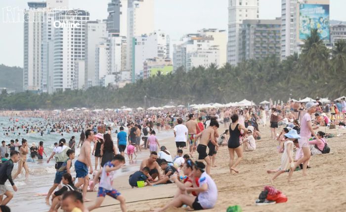 Bãi biển Nha Trang chật kín người.