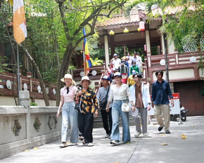 Khách du lịch tham quan chùa Long Sơn.